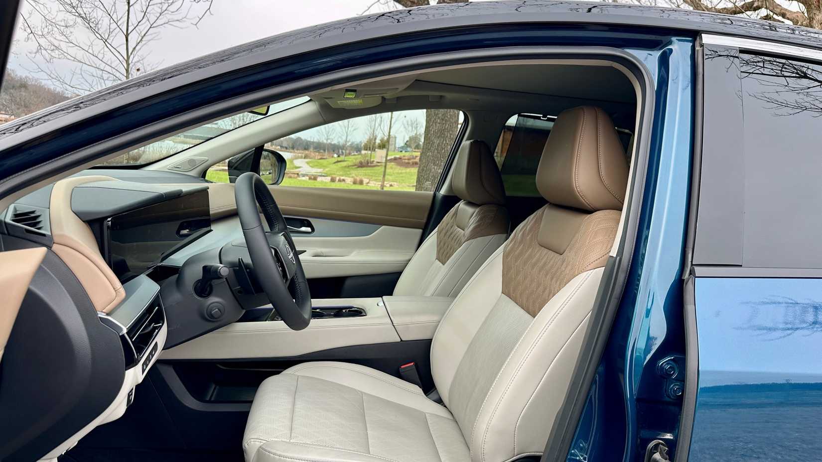 The front seats of the 2025 Nissan Murano.