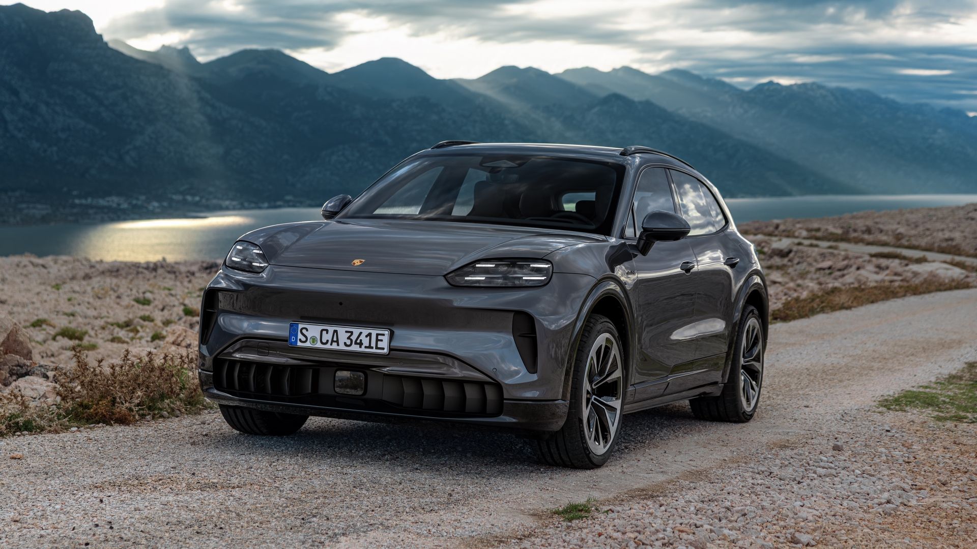 2026-porsche-cayenne-electric-exterior-dynamic-quartier-avant-3.jpg