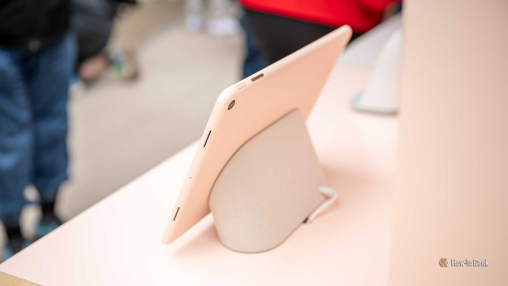 Lateral e traseira do Google Pixel Tablet no suporte