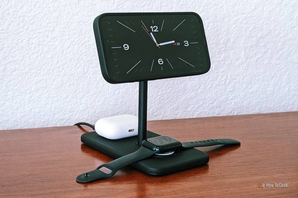 Twelve South HiRise 3 Deluxe same with iPhone in StandBy mode