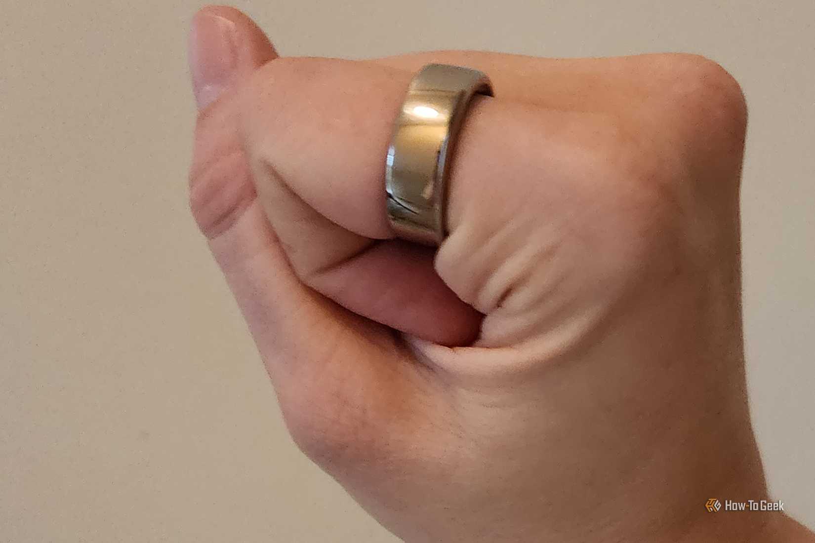 Main du porteur de la bague Oura de 3ème génération.
