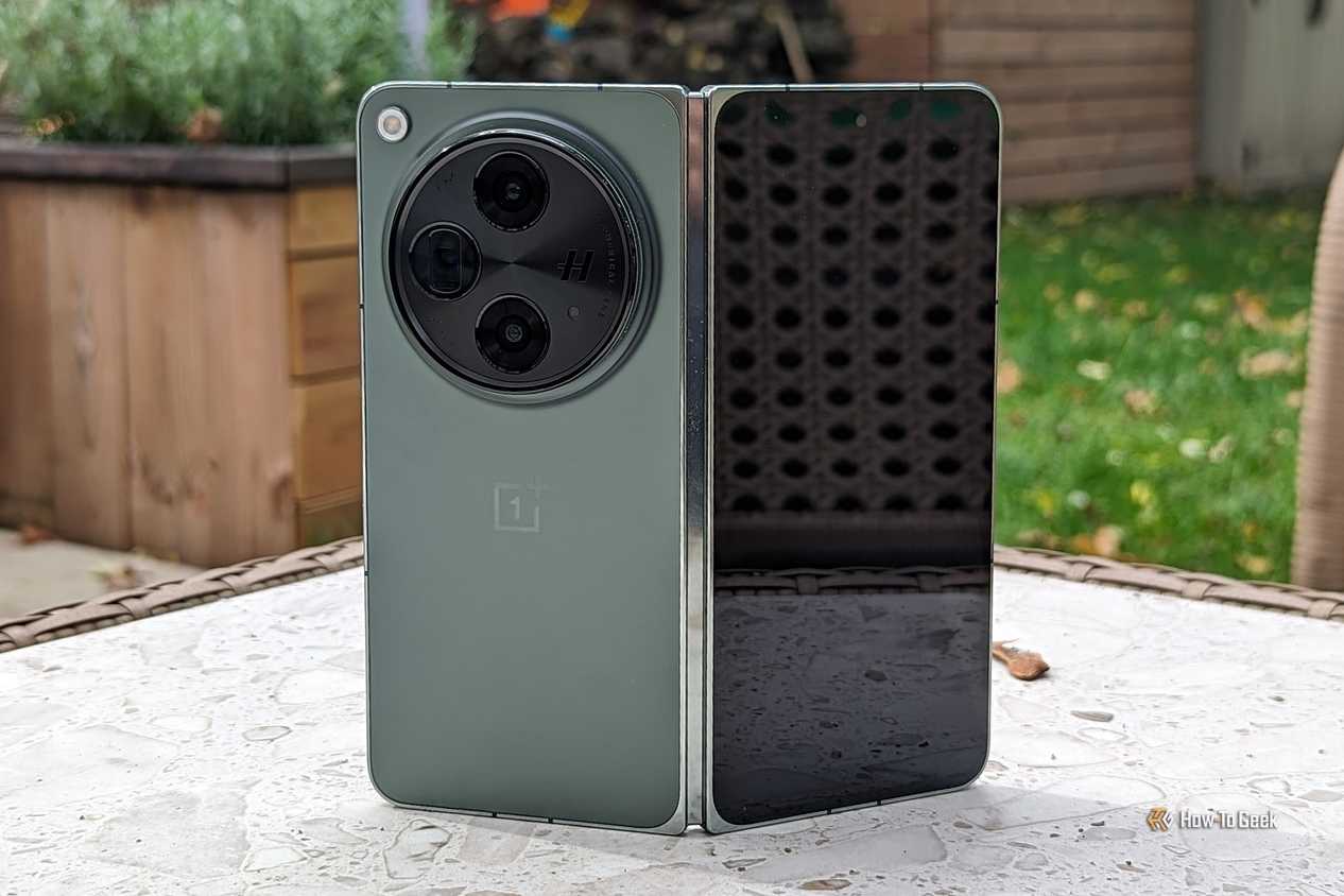 Рейтинг пяти лучших складных смартфонов, выпущенных на рынке США Motorola Razr Fold в разложенном виде на столе