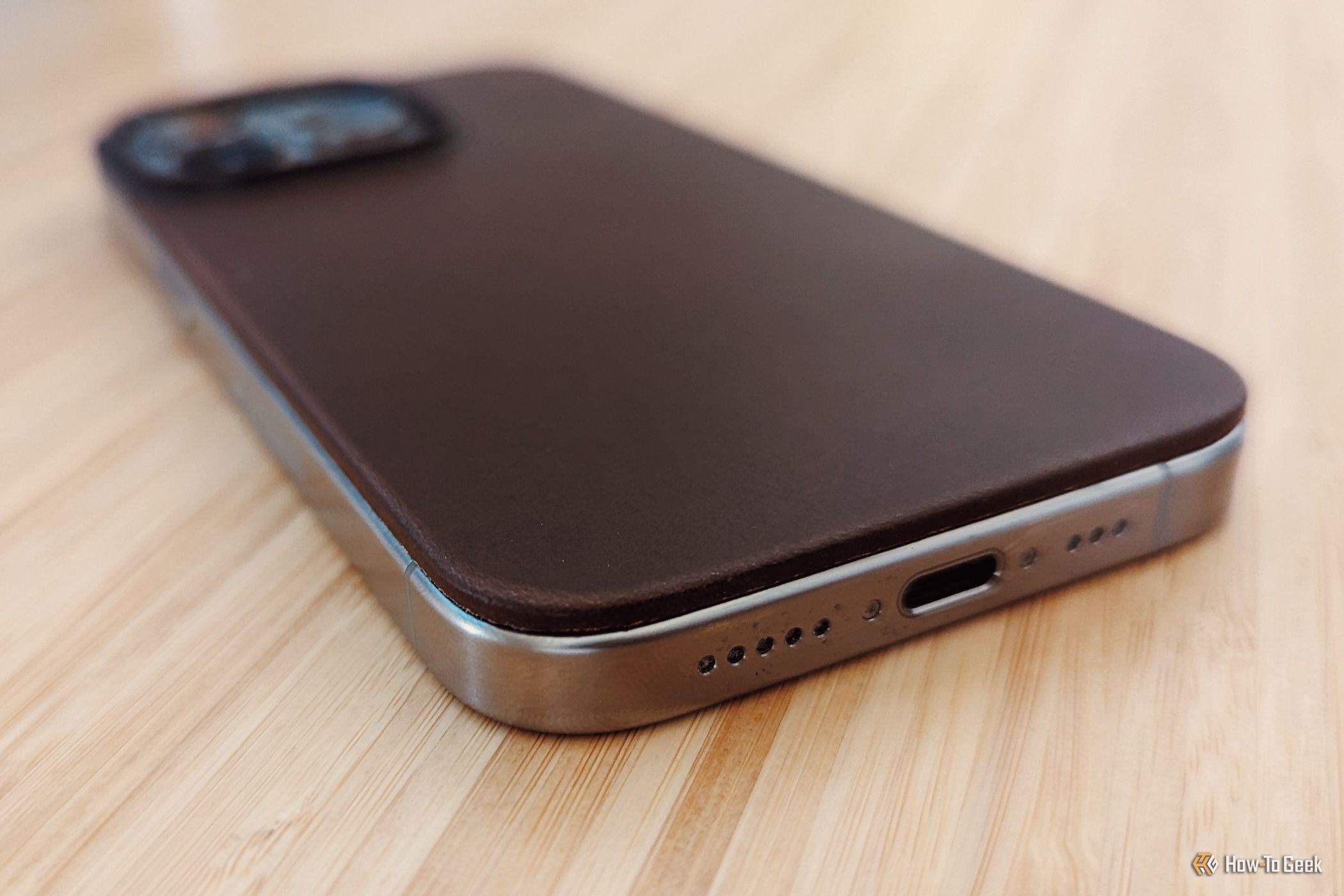 iPhoneアクセサリー NOMAD Magnetic Leather Back iPhone 15Pro Nomad Magnetic Leather Back Review: A Look at How This