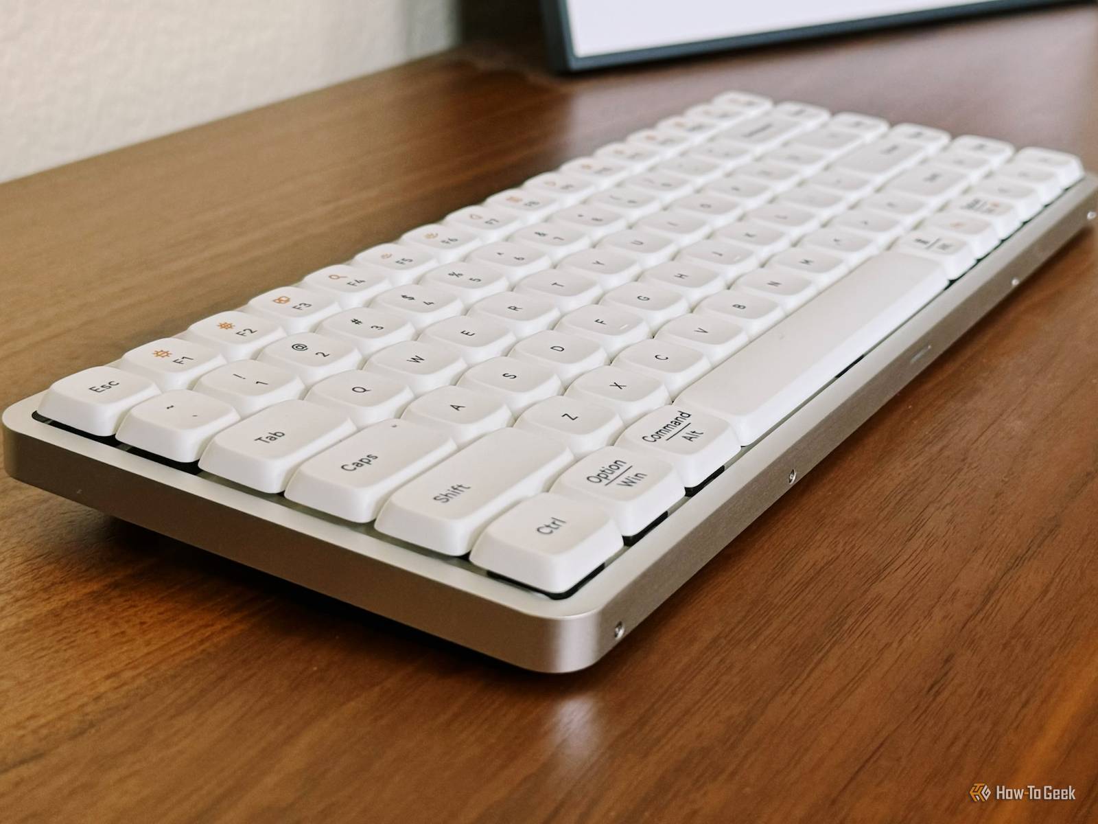 lofree-flow-keyboard-sitting-