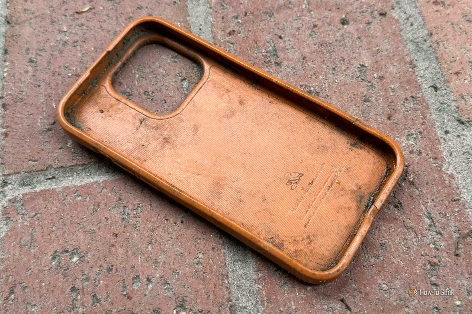 Bellroy Bio Phone Case, лежащий на кирпичах