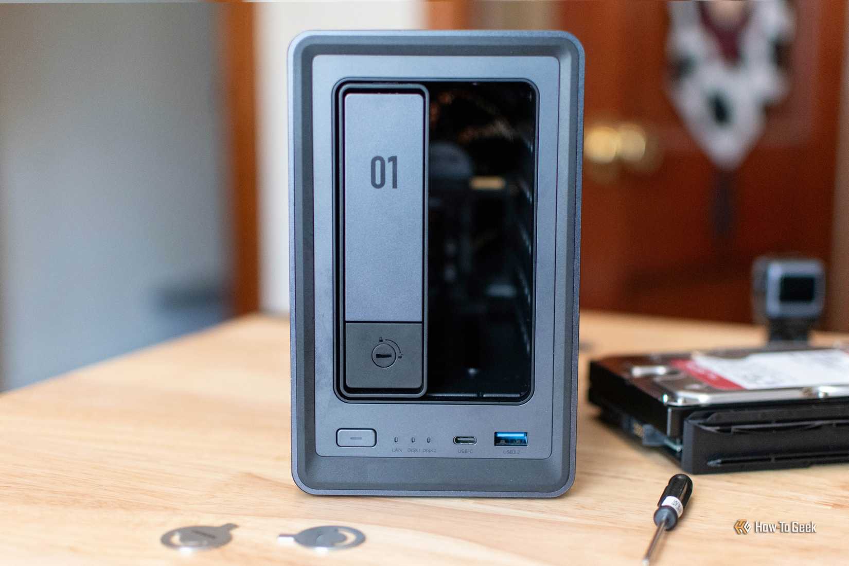 UGREEN NASYNC DXP2800 with the drive cage removed.