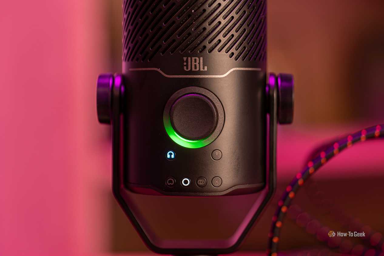 Регулятор JBL Quantum Stream Studio Крупный план поворотного регулятора громкости на микрофоне JBL Quantum Stream Studio