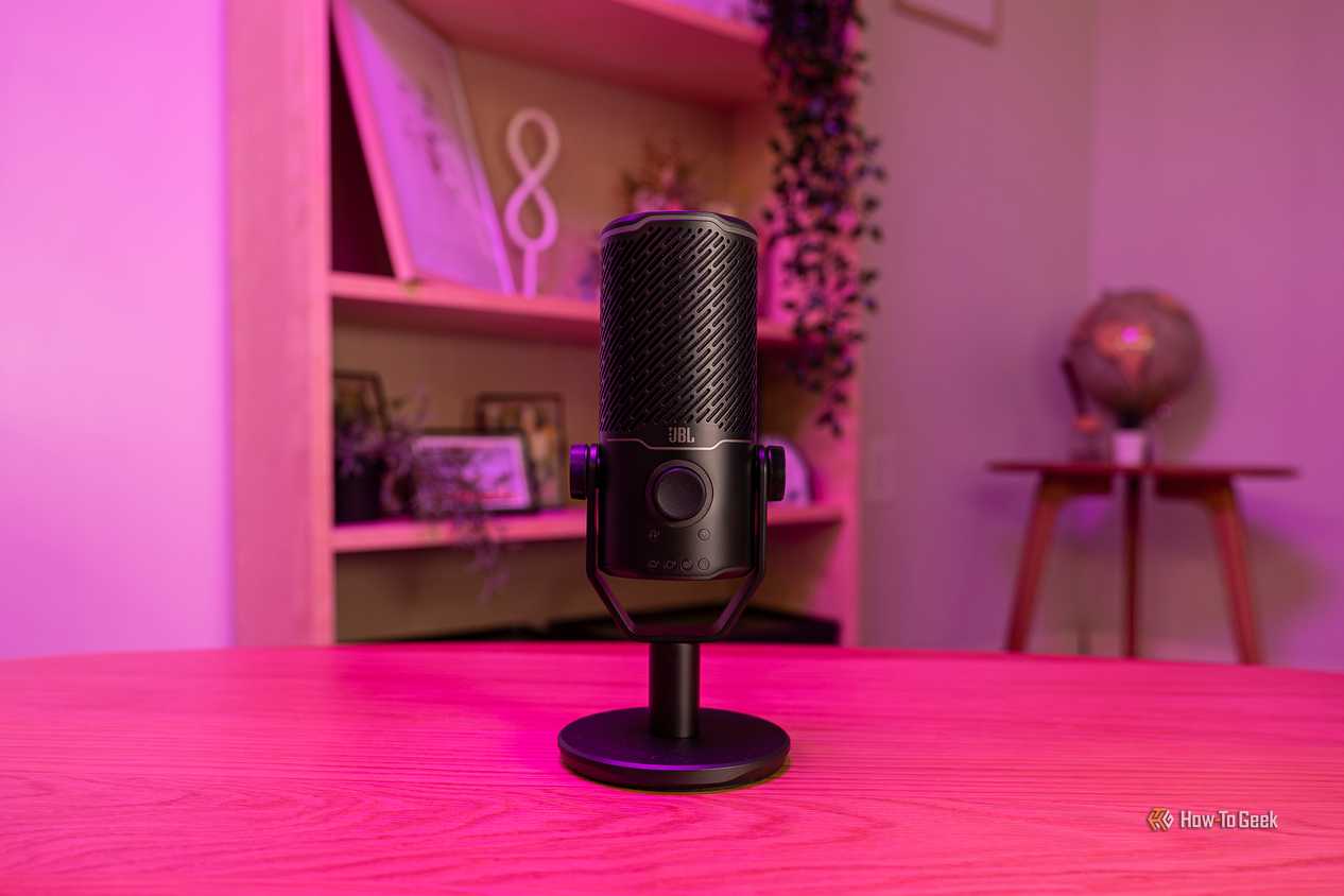 Конденсаторный микрофон JBL Quantum Stream Studio Микрофон JBL Quantum Stream Studio на столе
