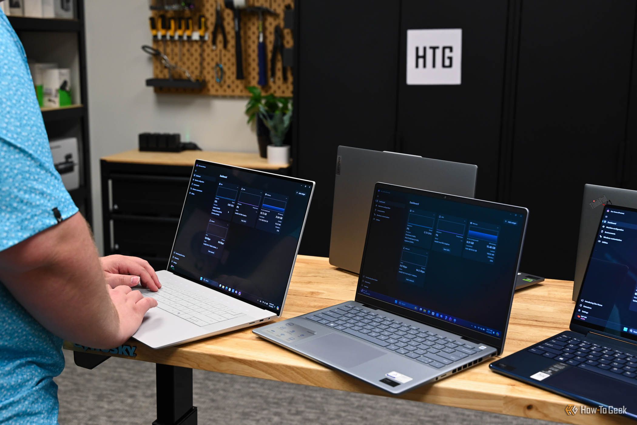 Pessoa testando o desempenho de um laptop