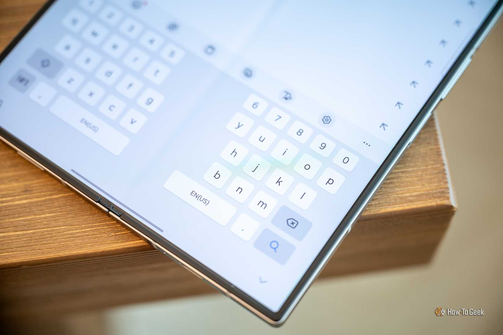 Split keyboard on the Samsung Galaxy Z Fold 6 inside display