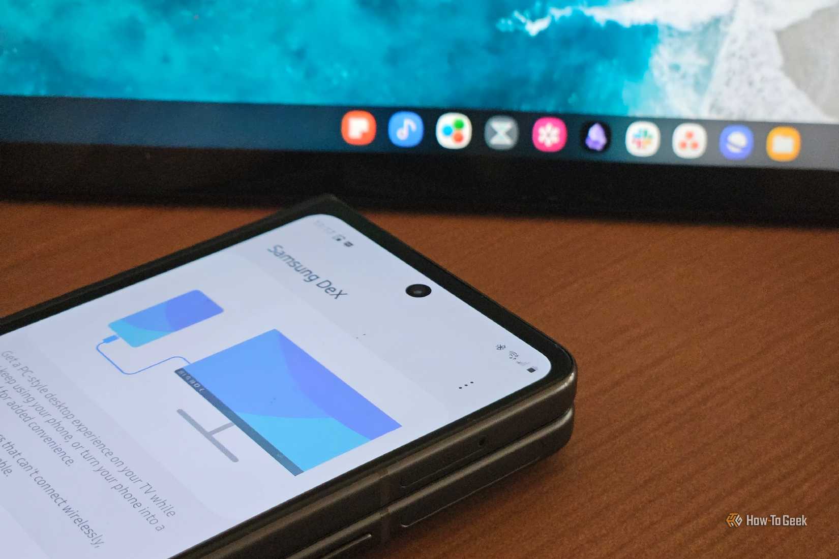Galaxy Z Fold 5 runs Samsung DeX on a laptop.