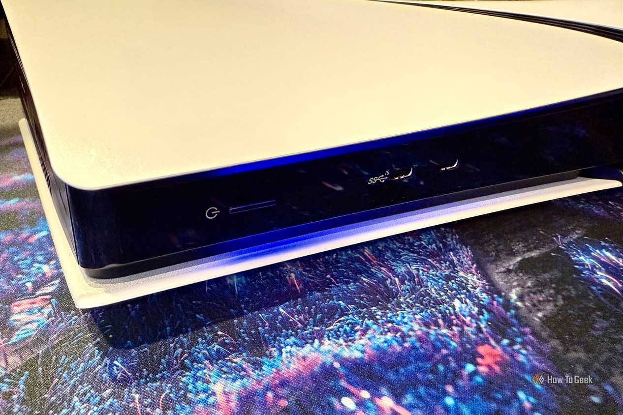 Стоит ли использовать Xbox Series X или PS5 вместо отдельного Blu-ray проигрывателя Передняя панель игровой консоли Sony PlayStation 5 Pro
