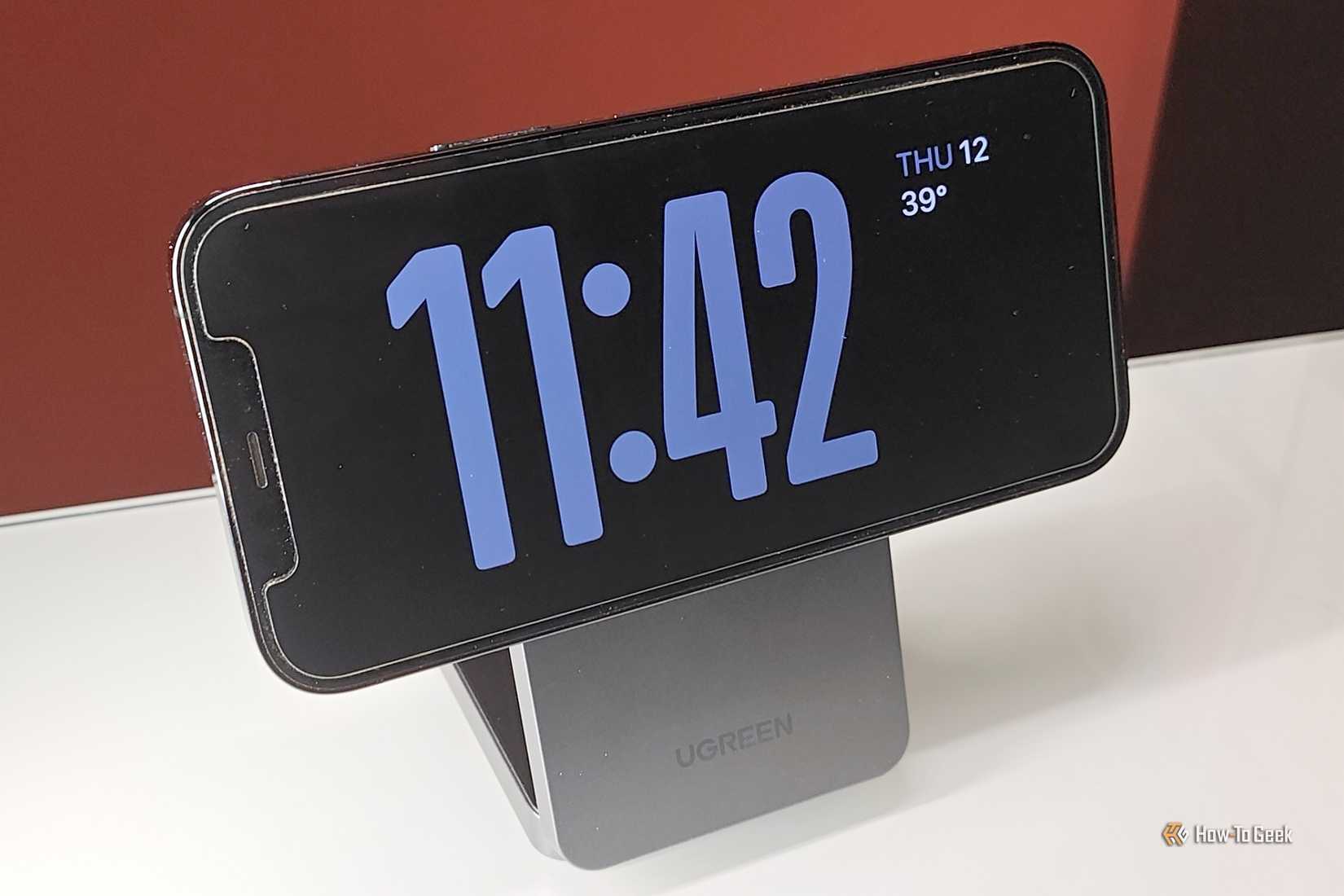 Angled front view of an iPhone in StandBy on the MagFlow Qi2.