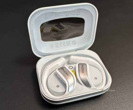 1MORE S70 Open Earbuds лежат в зарядном футляре.