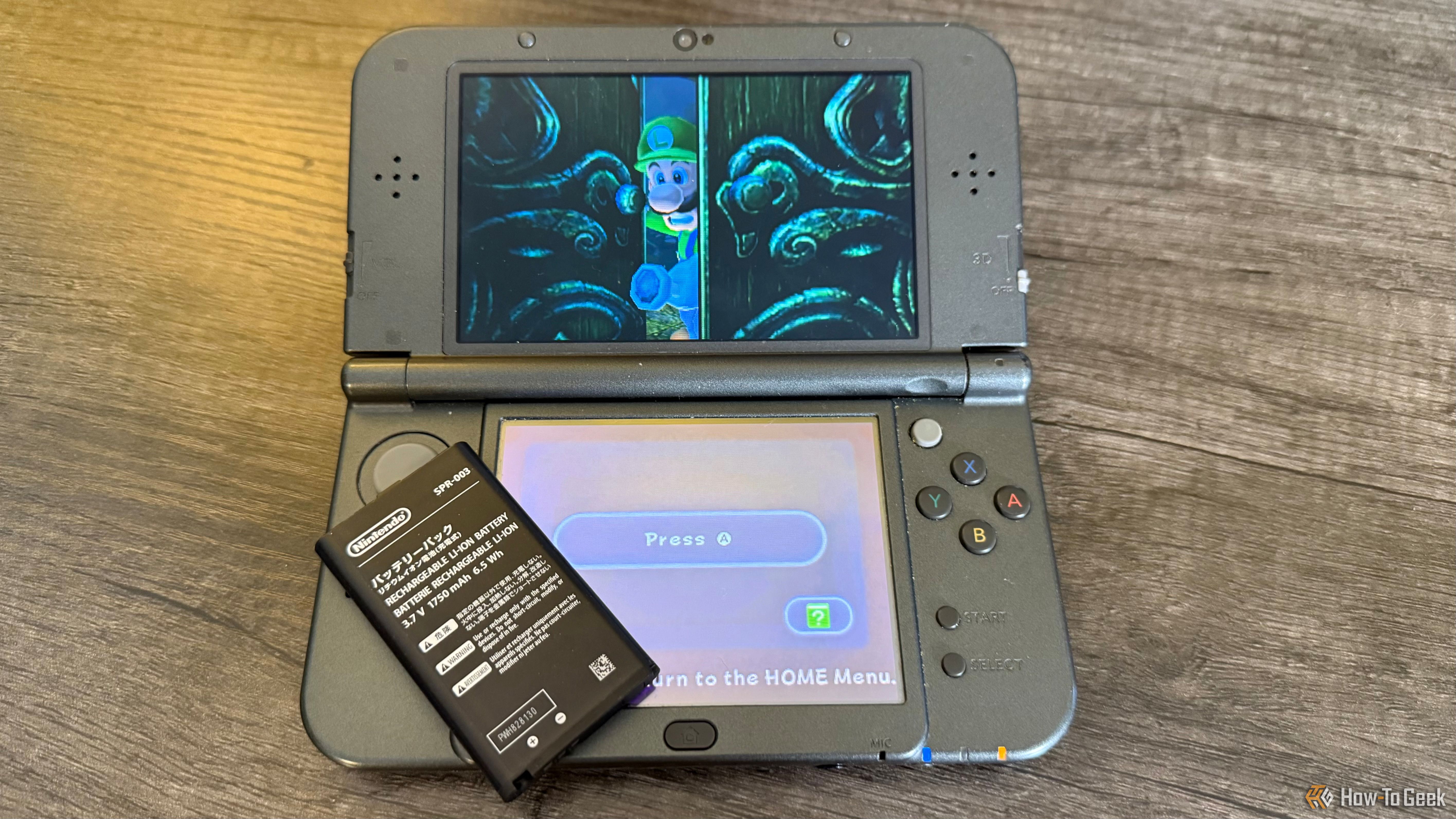 Luigi opening the front door in Luigi's Mansion on a Nintendo 3DS.