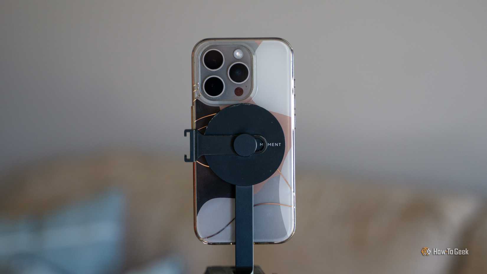 Um iPhone com um case MagSafe montado no tripé Moment MagSafe.