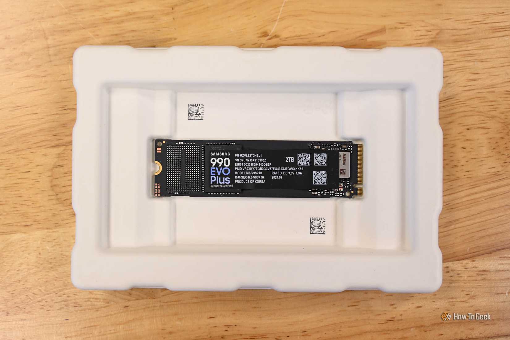 A embalagem Samsung NVMe SSD 990 EVO Plus.