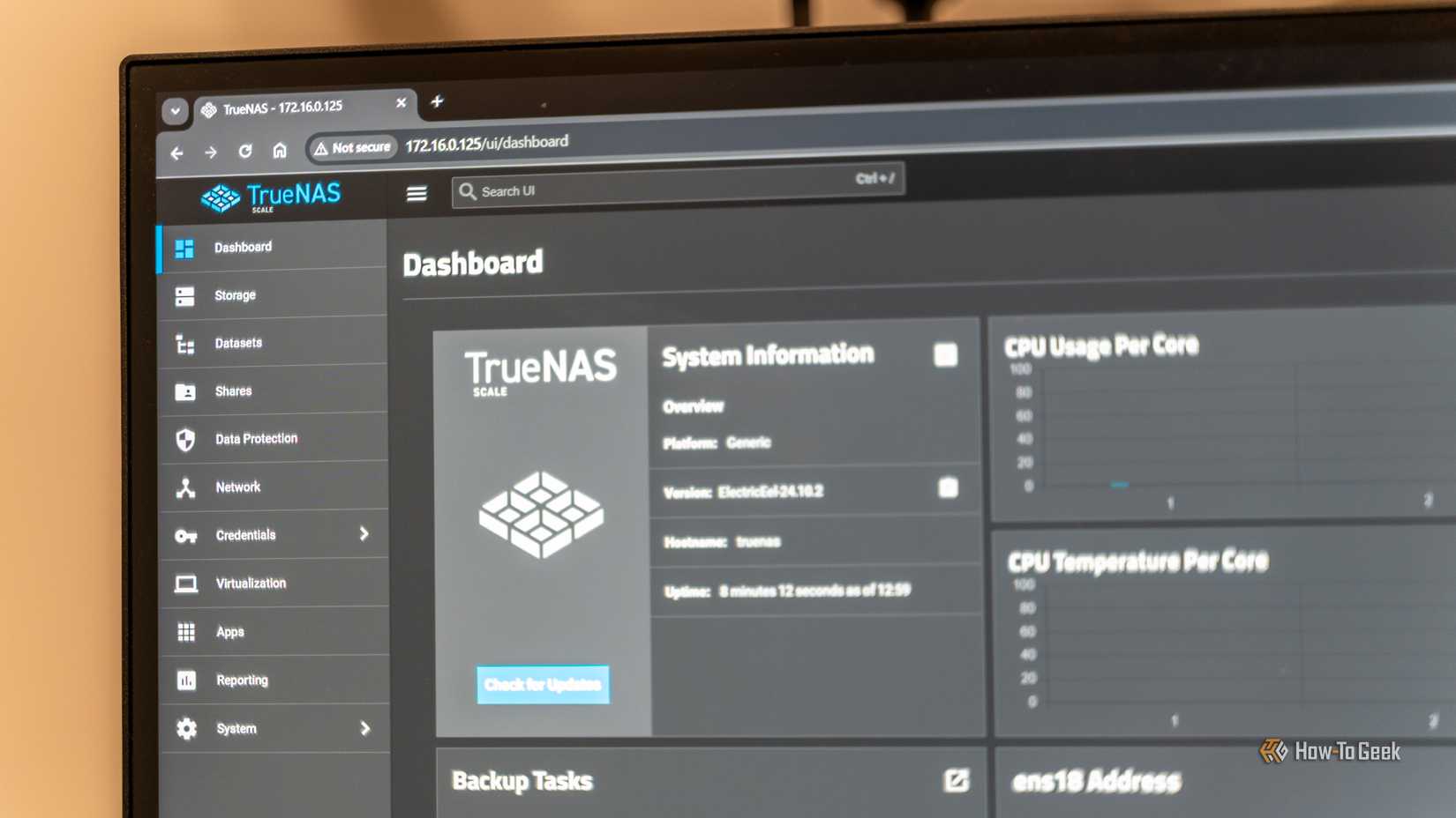 Truenas abriu em um monitor de computador mostrando o painel.