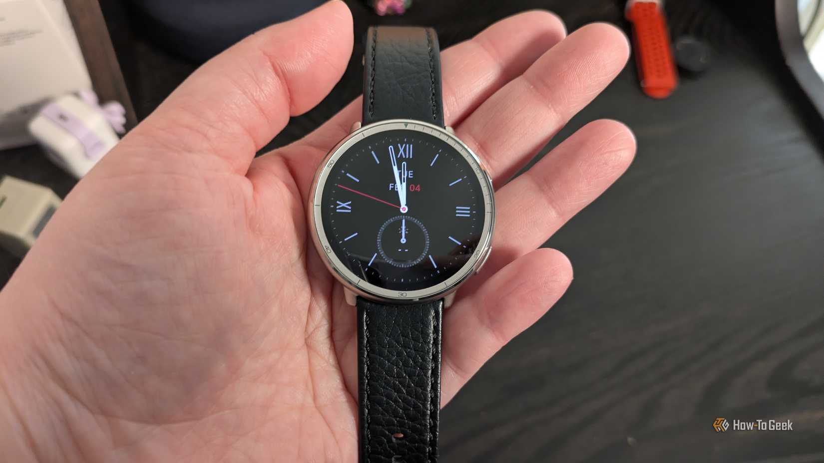 Close do Amazfit Active 2 na mão.