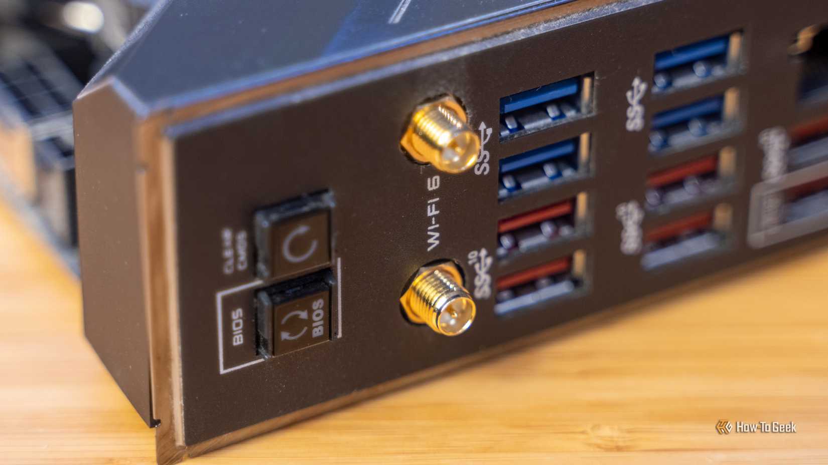 Задняя панель материнской платы с USB-портами и разъемами антенн Wi‑Fi.