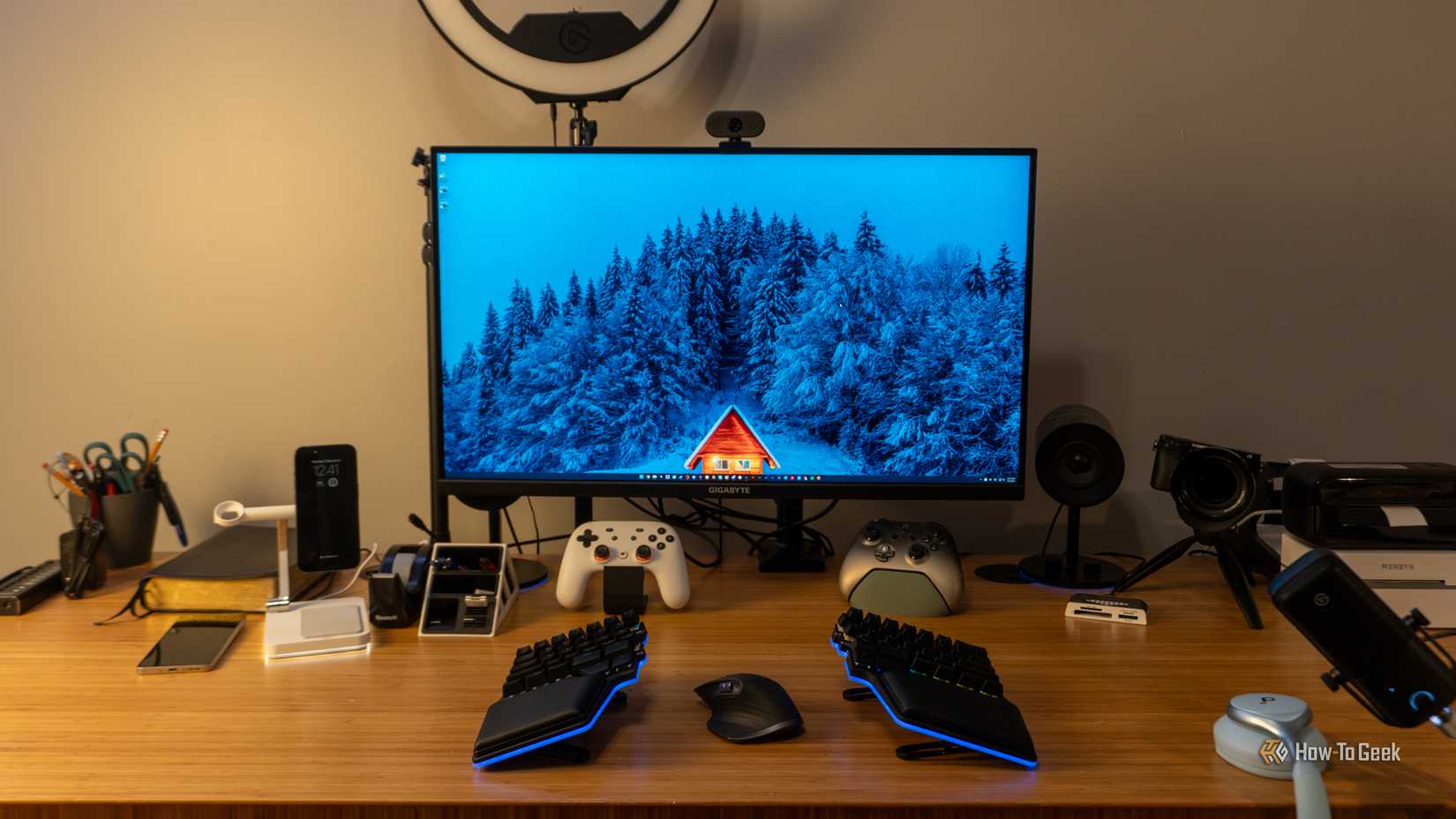 O monitor 4K Gigabyte M32U de 32 polegadas em uma mesa com periféricos ao seu redor.