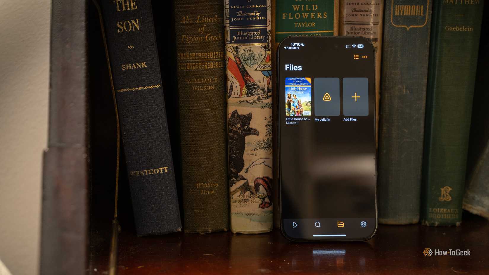 The download screen of Infuse showing a TV show being downloaded from a Jellyfin server.