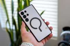 Androidスマートフォンを操作するユーザーのイメージ