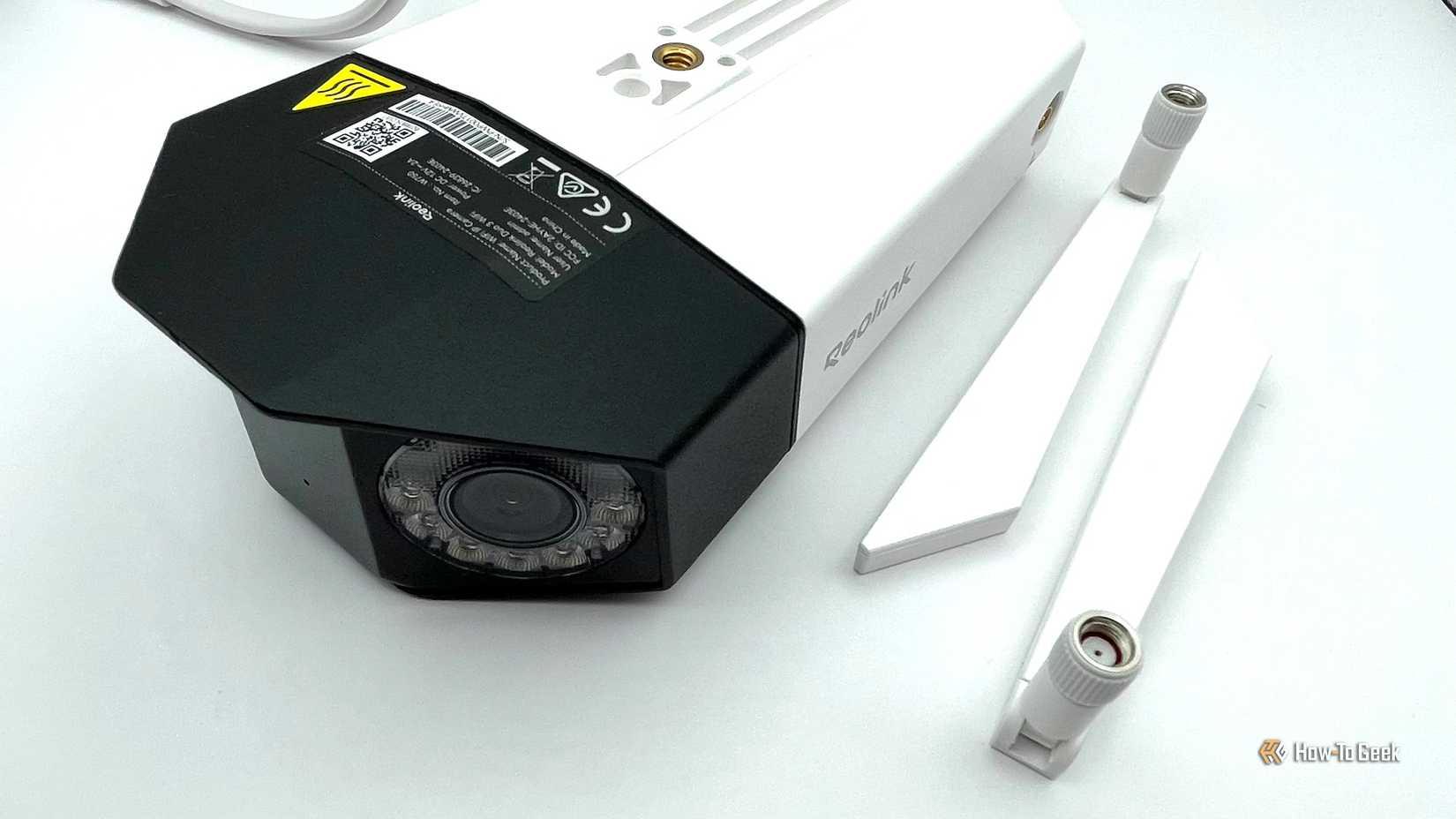 The Reolink Duo 3 WiFi and its antennas removed.
