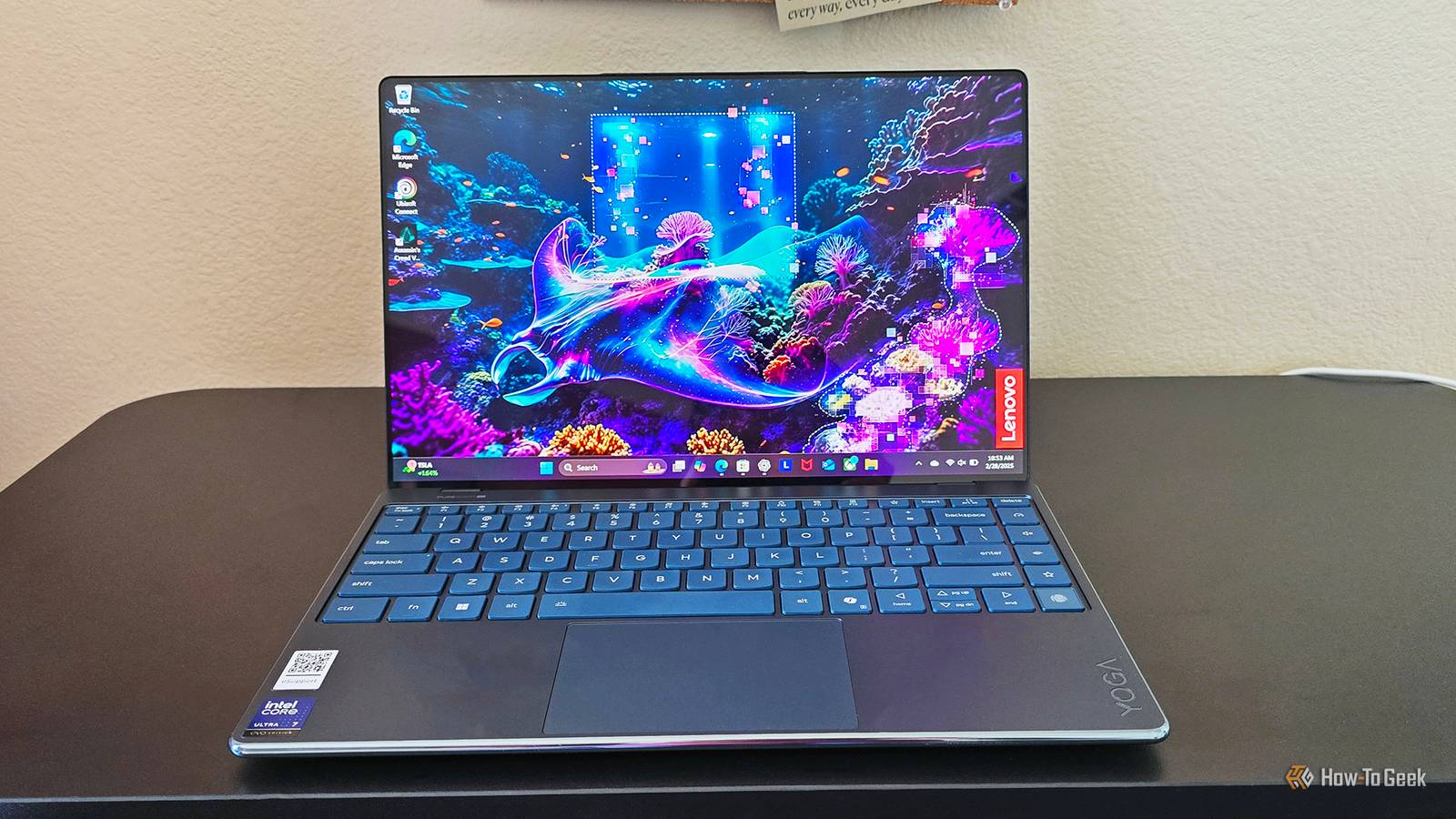 デスクに置かれた開いた状態のノートPC