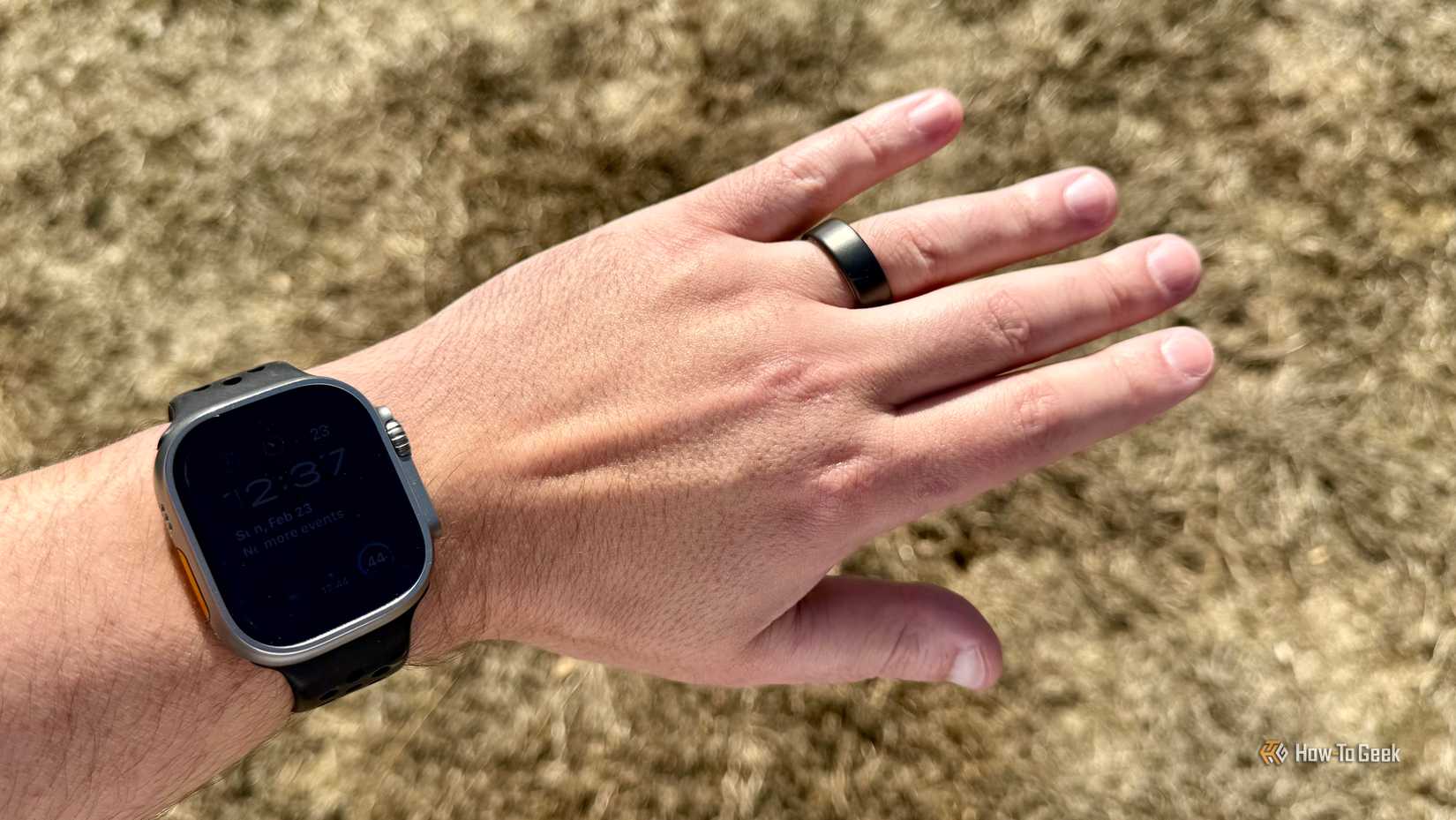 Oura Ring 4 no dedo anular esquerdo.