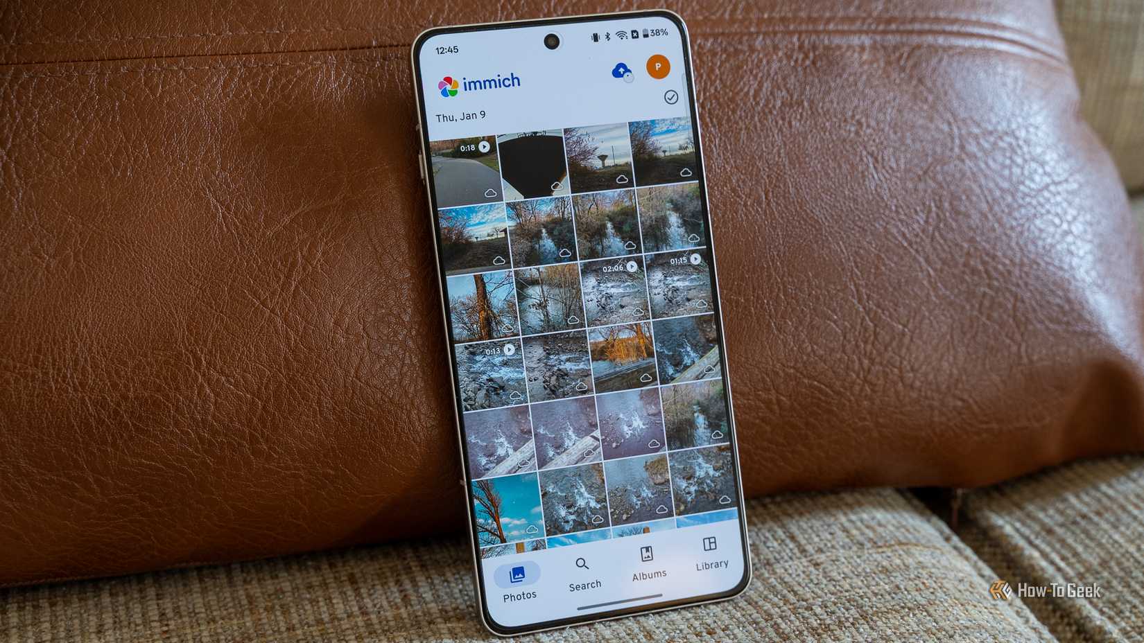 A página principal do aplicativo de backup de fotos da Immich mostrando uma galeria de fotos.