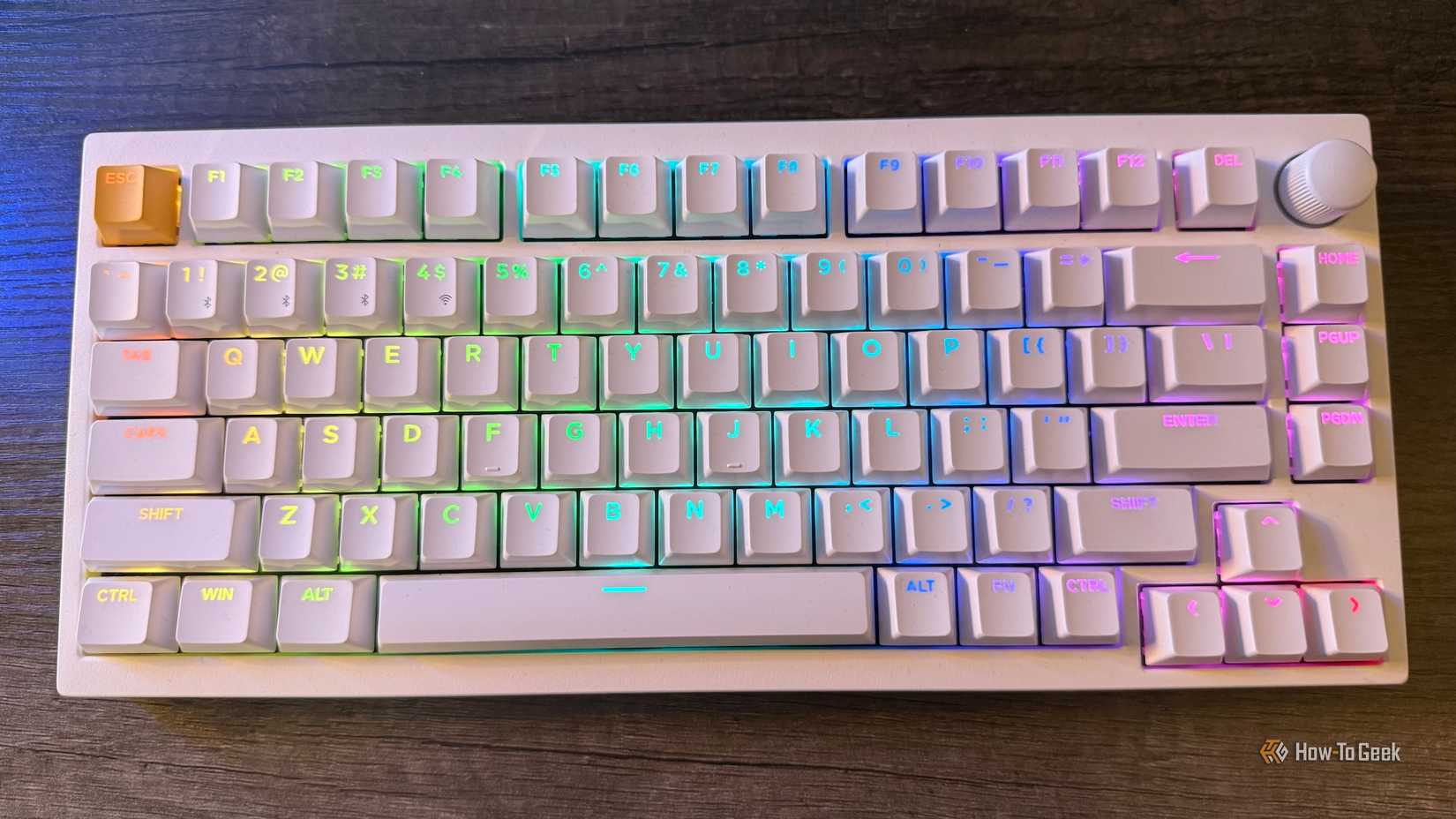 O Lemokey P1 HE visto de cima com RGB ligado.