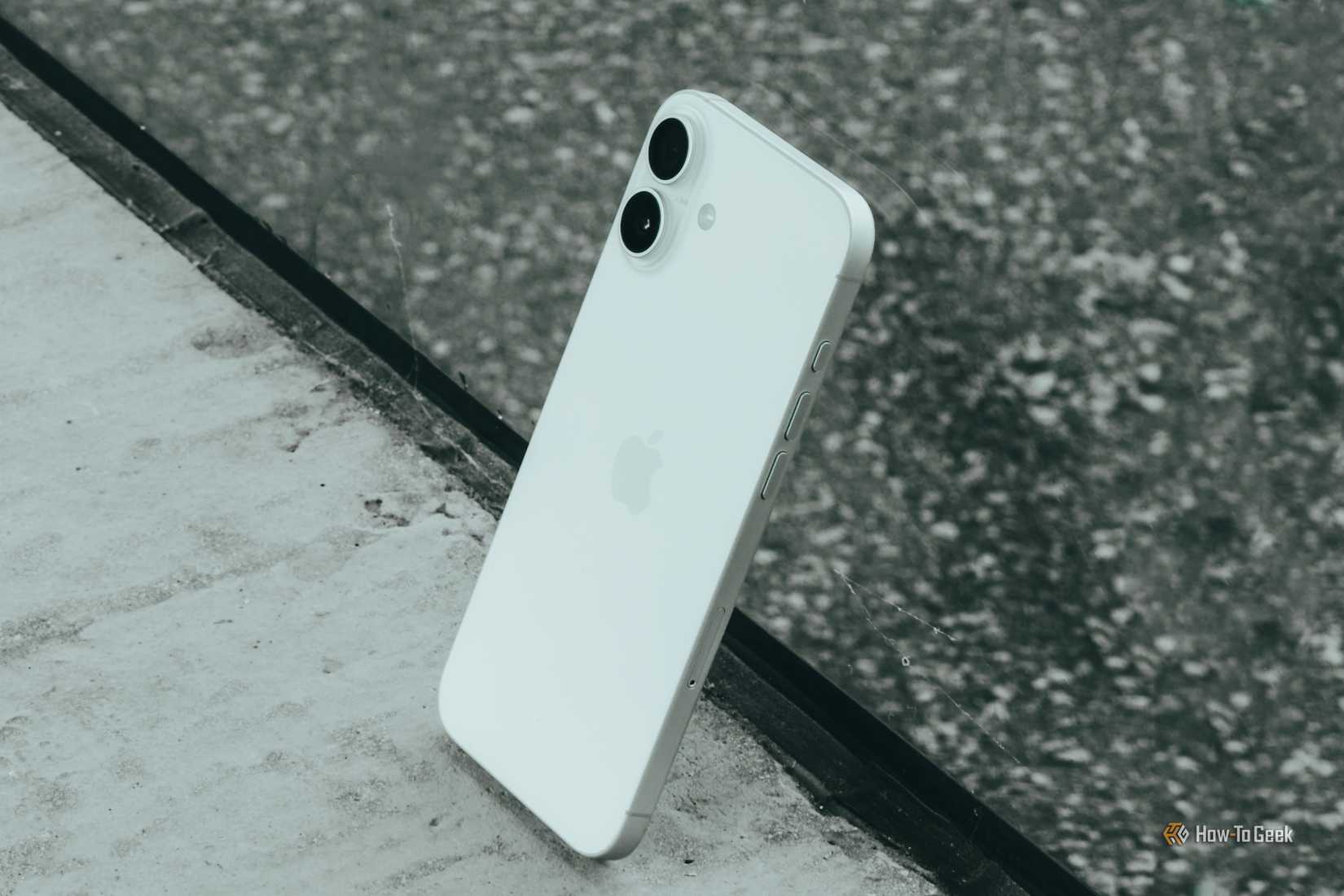 iPhone 16 más contra vidrio.