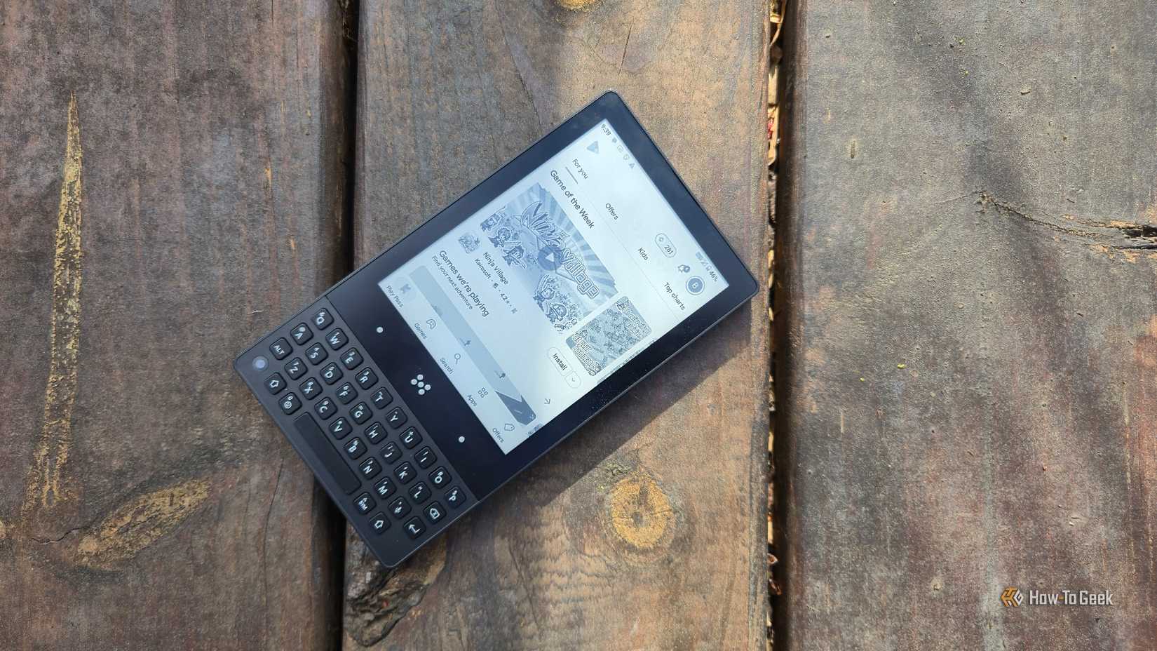 El teléfono mínimo en un banco de madera.