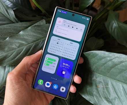 Samsung's One UI 7 home screen on the cover display of a Samsung Galaxy Z Fold 6.