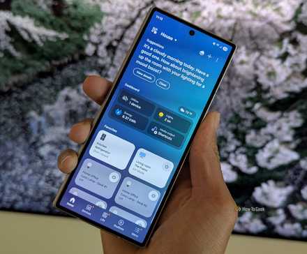 Samsung SmartThings на Galaxy Z Fold 6 перед Frame TV.