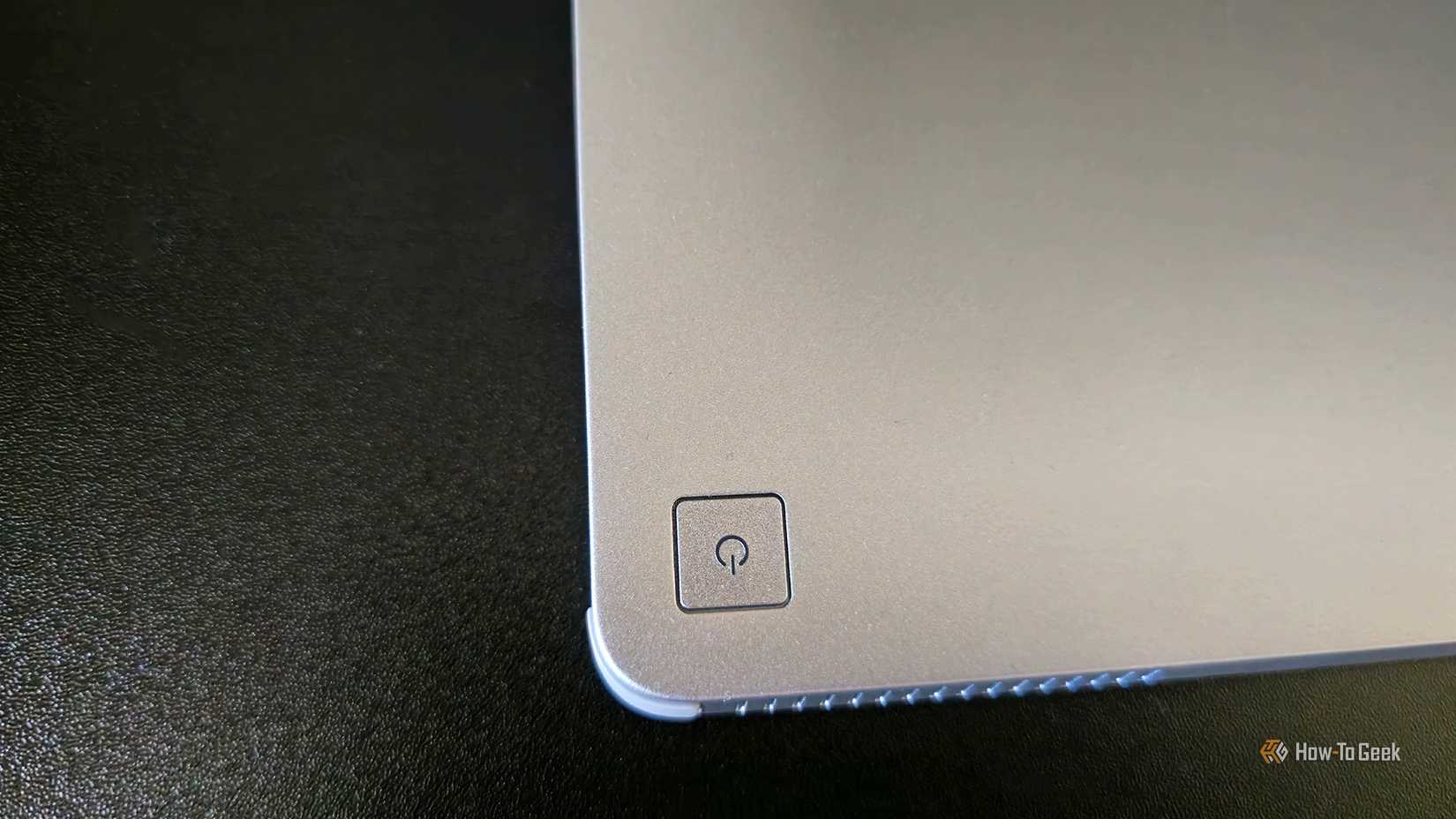 Кнопка питания на портативном мониторе Dell Pro 14 Plus.