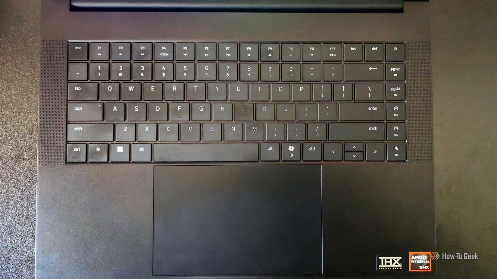 Razer Blade 16 2025ゲーミングノートPCのキーボードとタッチパッド