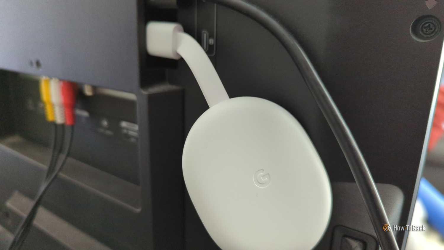 Устройство Google Chromecast подключено к телевизору Roku Устройство Google Chromecast подключено к телевизору Roku