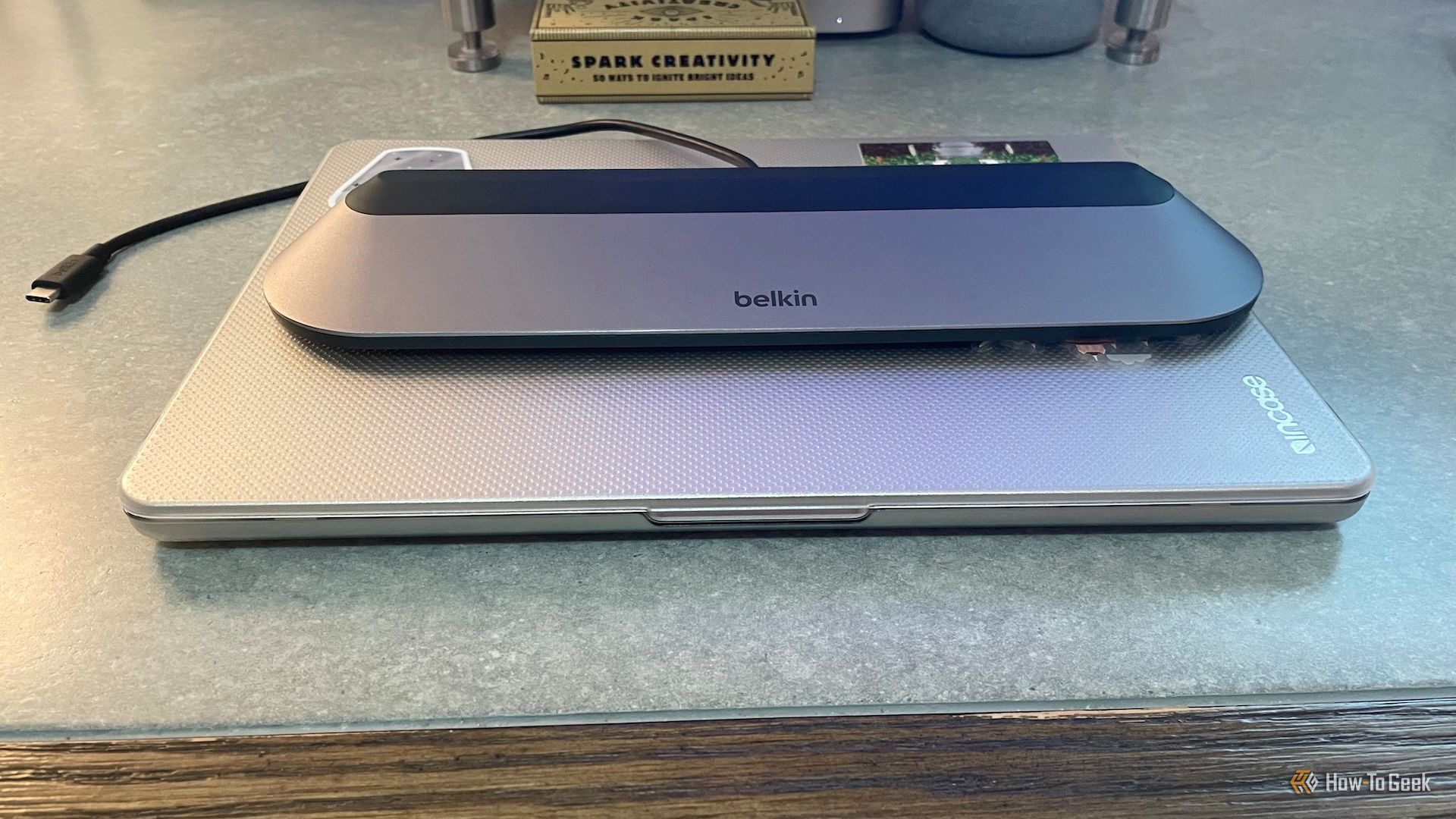 La base de acoplamiento USB-C Pro 11 en 1 Belkin Connect colocada encima de una computadora portátil.