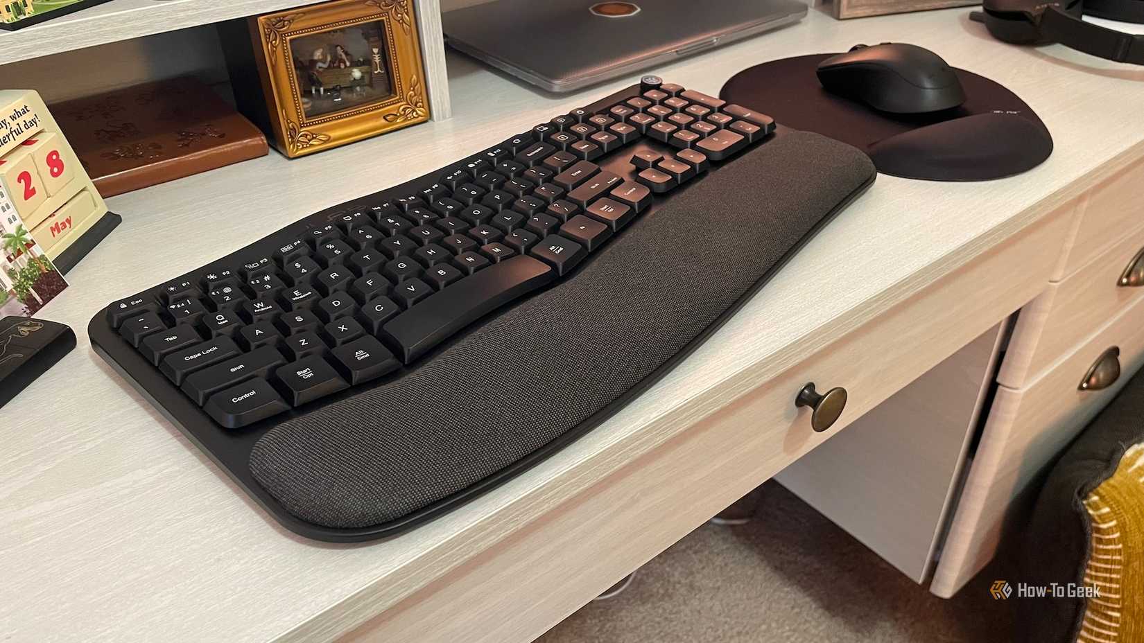Uma visão angular do mouse e teclado de fluxo JLAB em uma mesa.