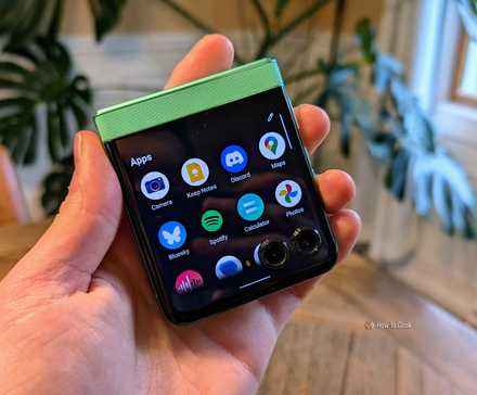 Moto Razr 2025 Cover Display app list.