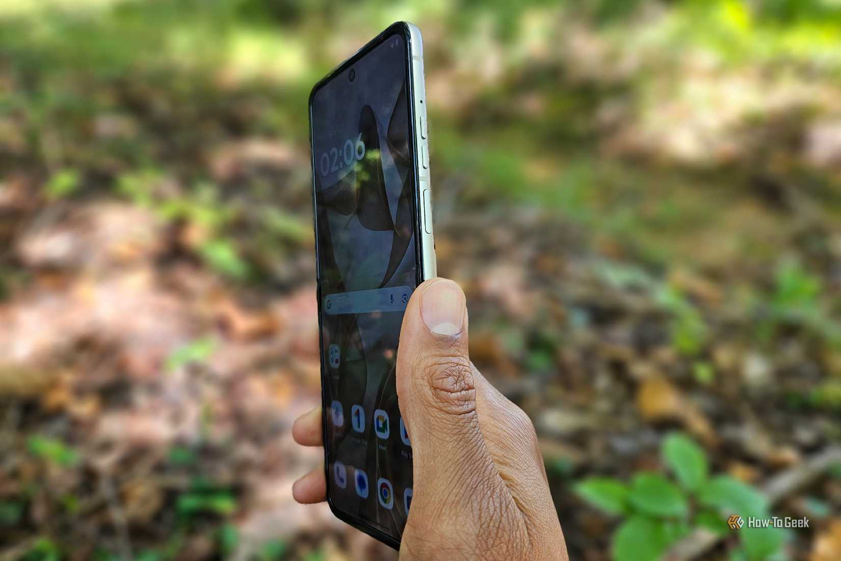 Кнопки громкости и питания на Motorola Razr 2024.