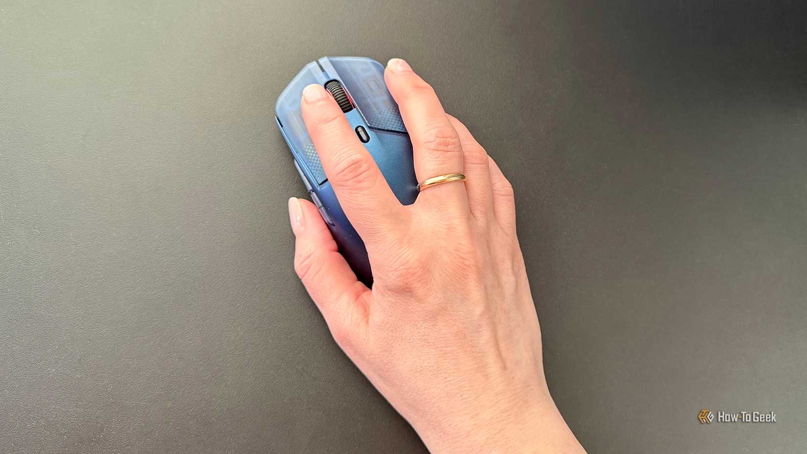 Mão na apressada do HyperX Pulsefire 2 s mouse de jogos sem fio.