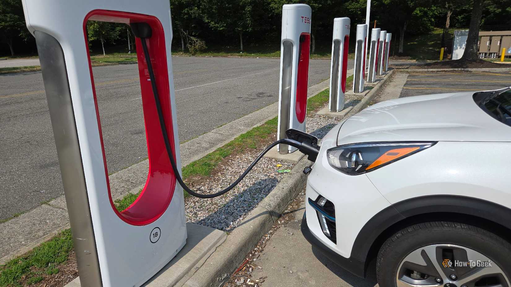 Kia Niro EV заряжается от Tesla Supercharger