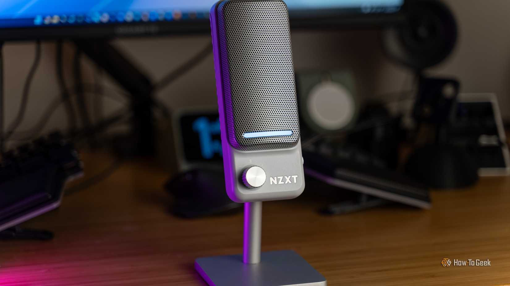 O microfone USB NZXT Capsule Elite em uma mesa.