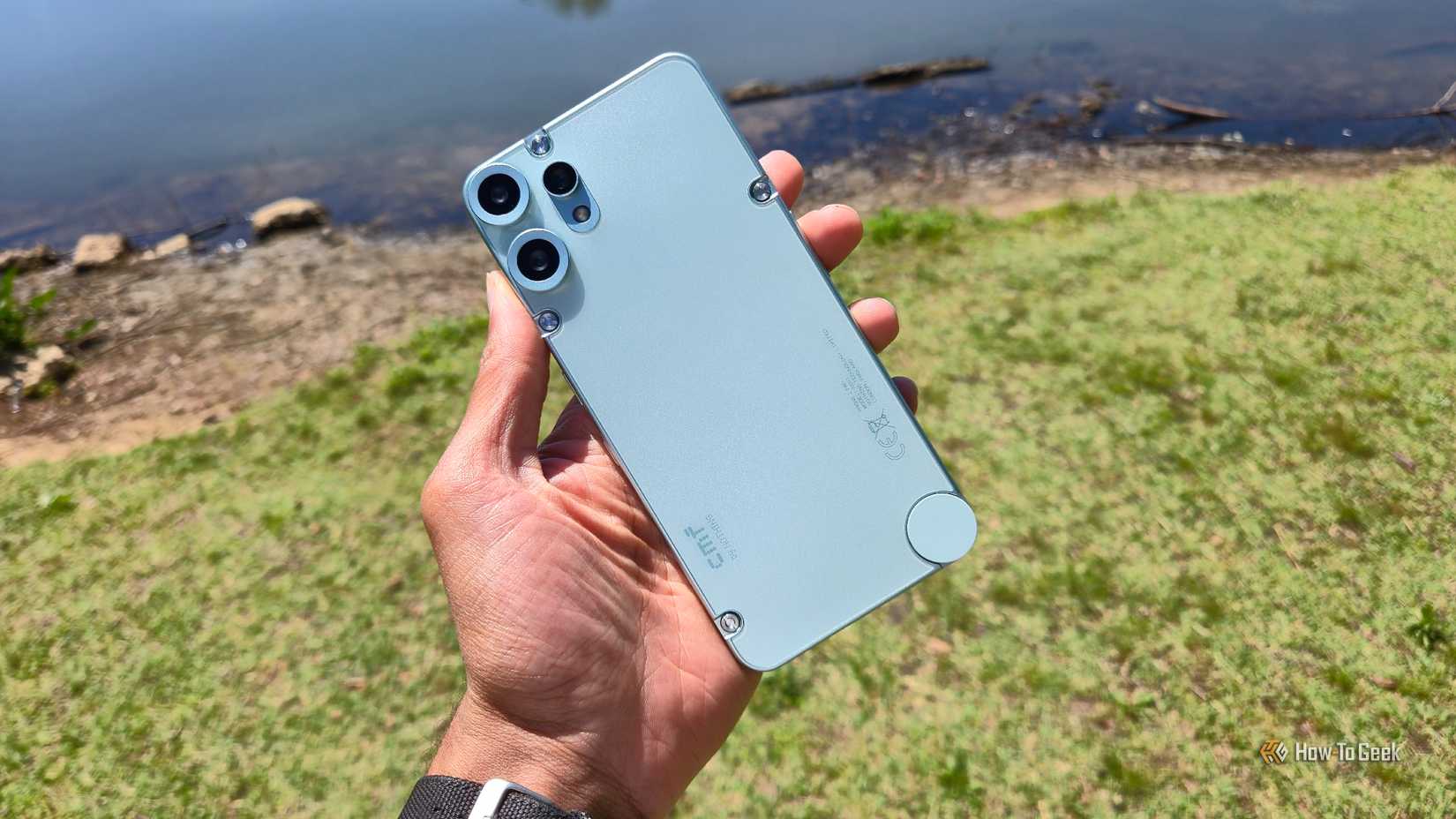 O CMF Telefone 2 Pro em frente a um lago.