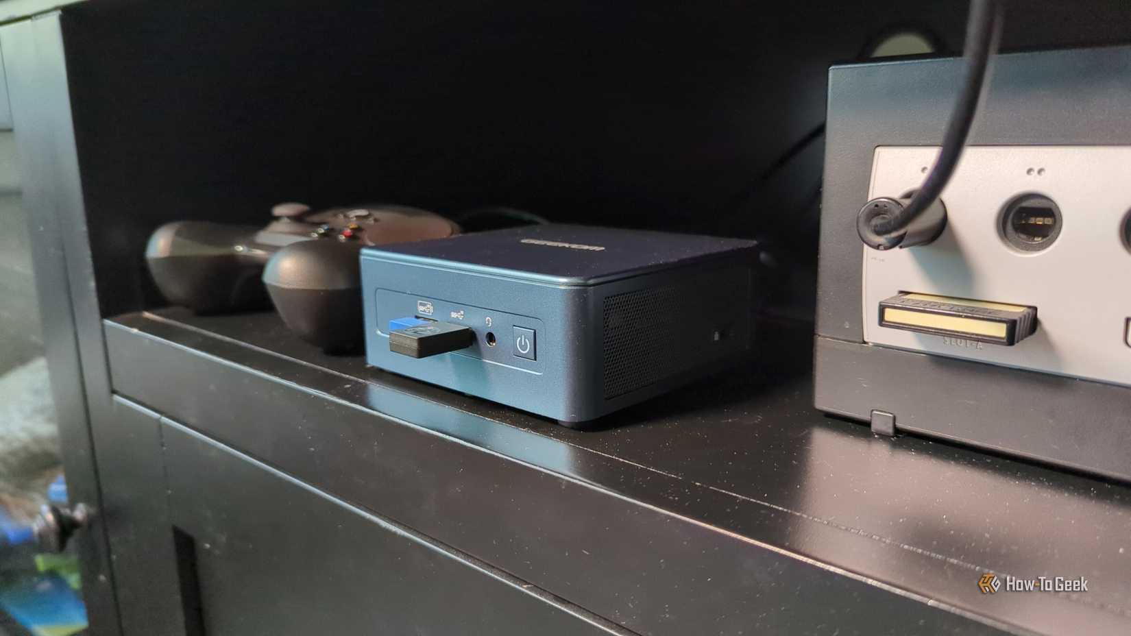 Una mini PC con Steam Controller y Gamecube en un centro de entretenimiento.