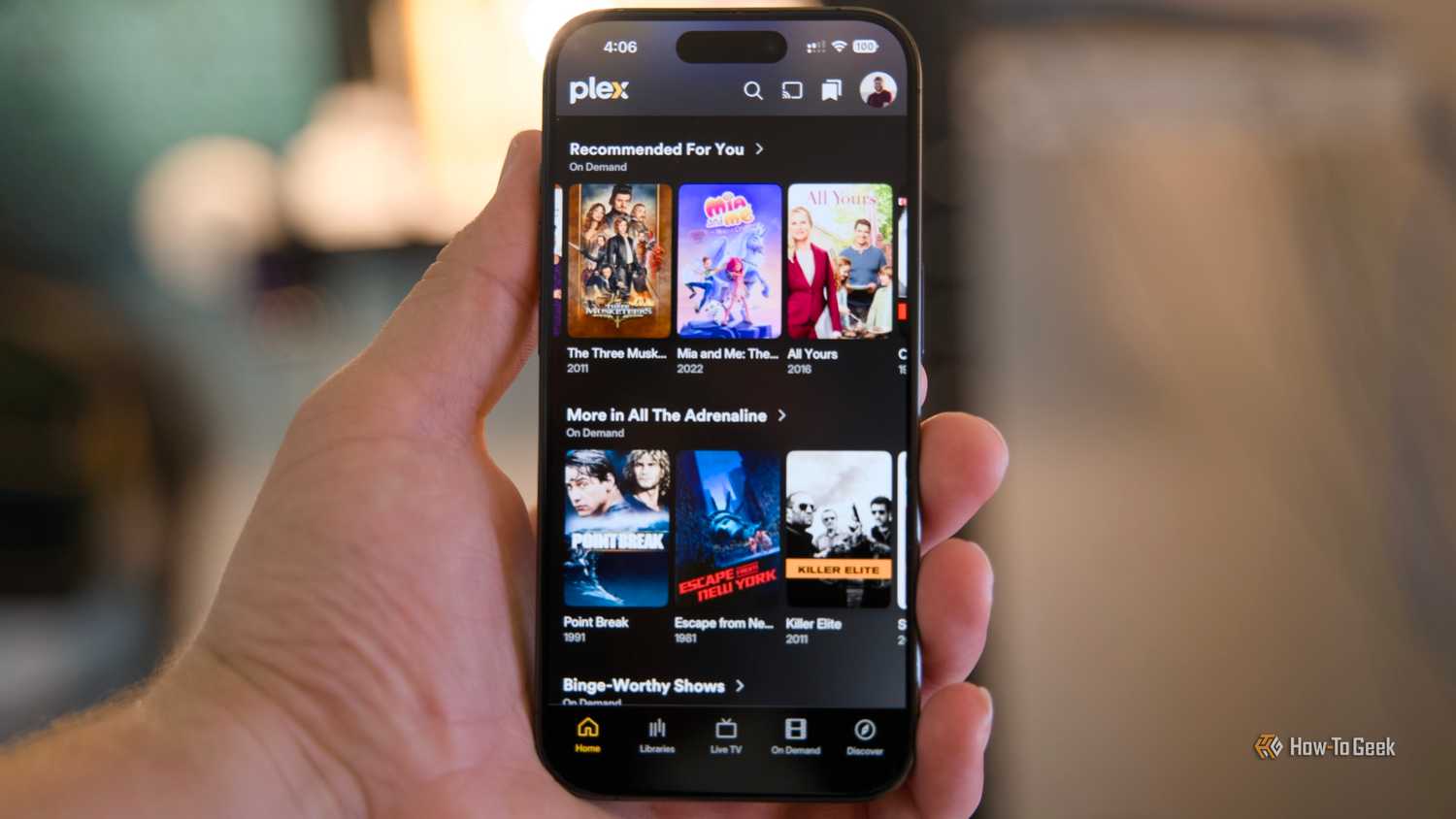 Как превратить медиасервер Plex в персональное телевидение с помощью Tunarr Интерфейс навигации Plex на экране смартфона iPhone 15 Pro