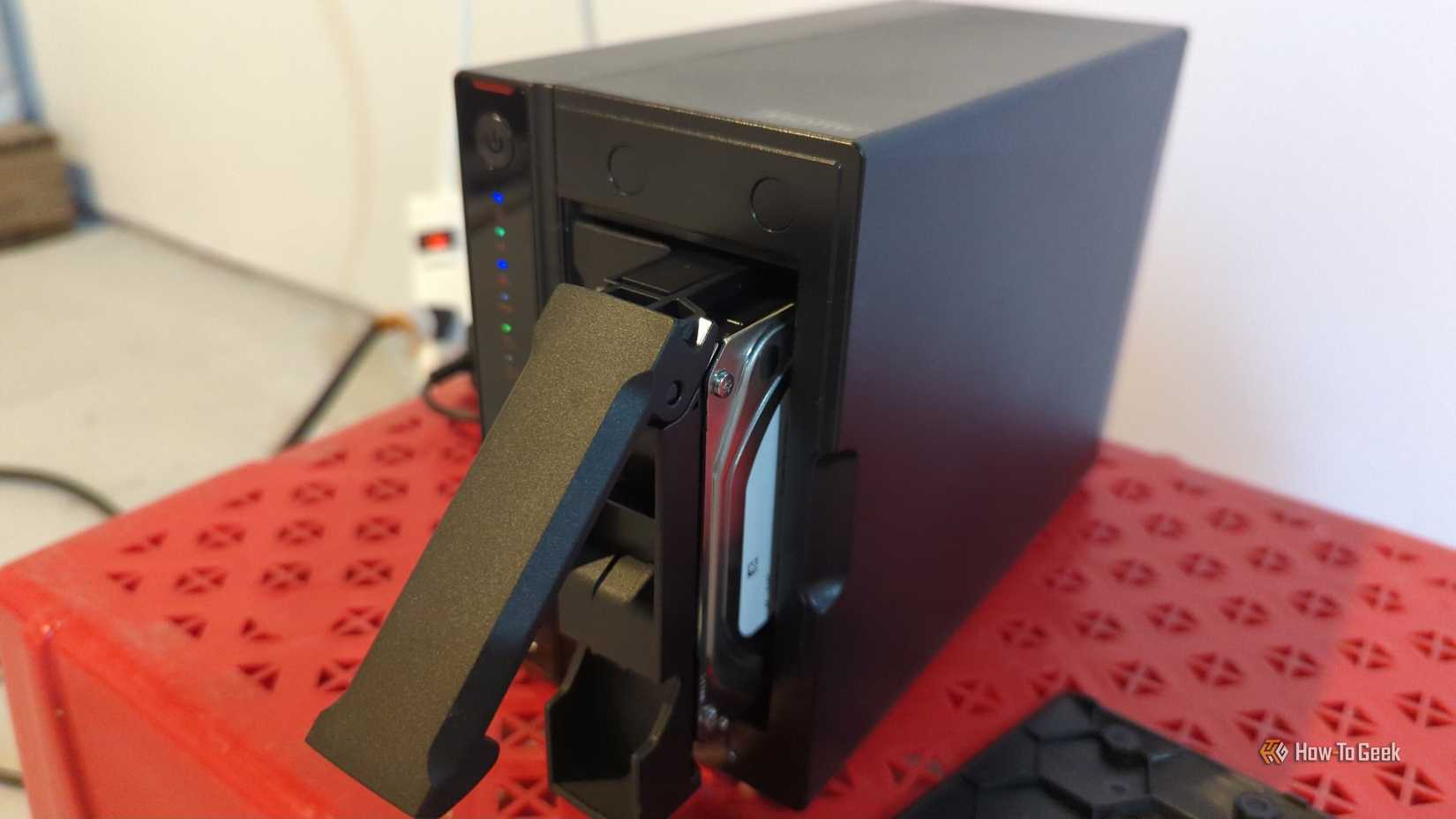 Почему NAS не подходят на роль единственного долгосрочного бэкапа An Asustor NAS with one hard drive pulled partially out of the bay.